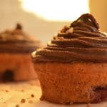 Muffins de arandanos y nueces con frosting de chocolate vegano