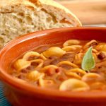 Sopa italiana vegana de pasta y judías pintas