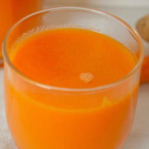 zumo detox de zanahoria naranja manzana y jengibre