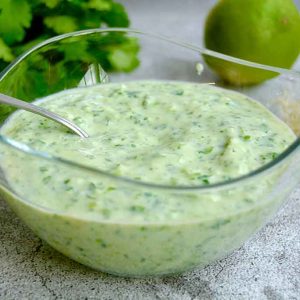 salsa vegana de cilantro y jalapeños con solo 5 ingredientes