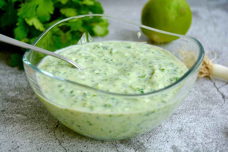 salsa vegana de cilantro y jalapeños con solo 5 ingredientes